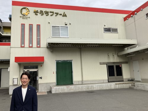 そらちファーム外観と伊藤社長