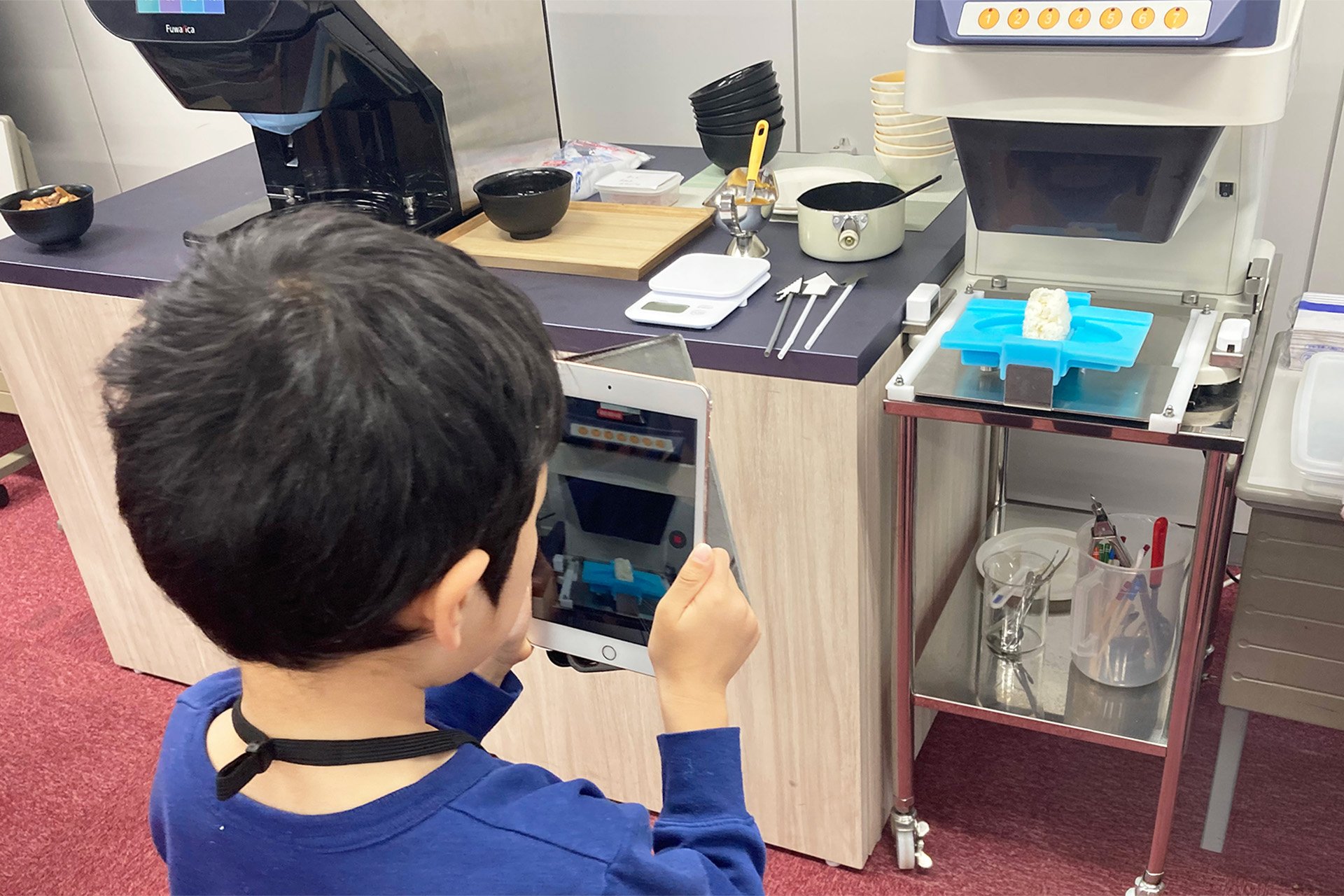 熱心にロボットを撮影する様子