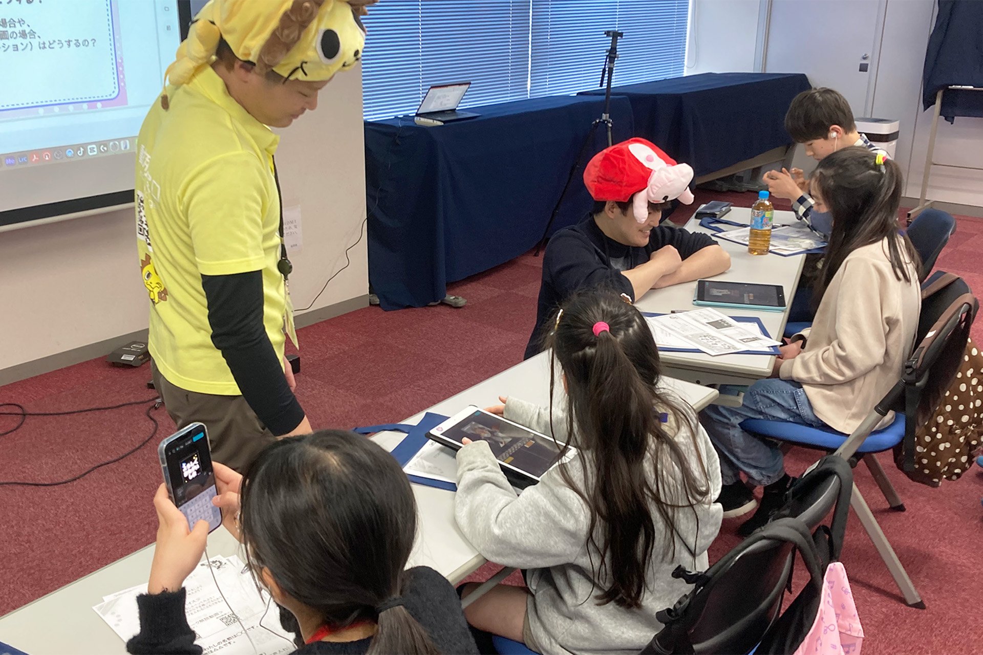 講師の方々に教えてもらう様子